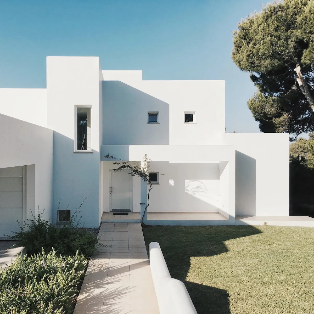 une maison blanche avec une allée